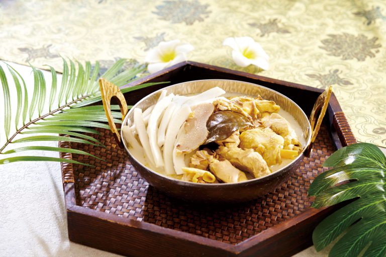 泰式椰子鮮雞湯 $268 原隻鮮雞加入椰子水炮製而成,雞肉吸收湯汁精華,清甜不膩。
