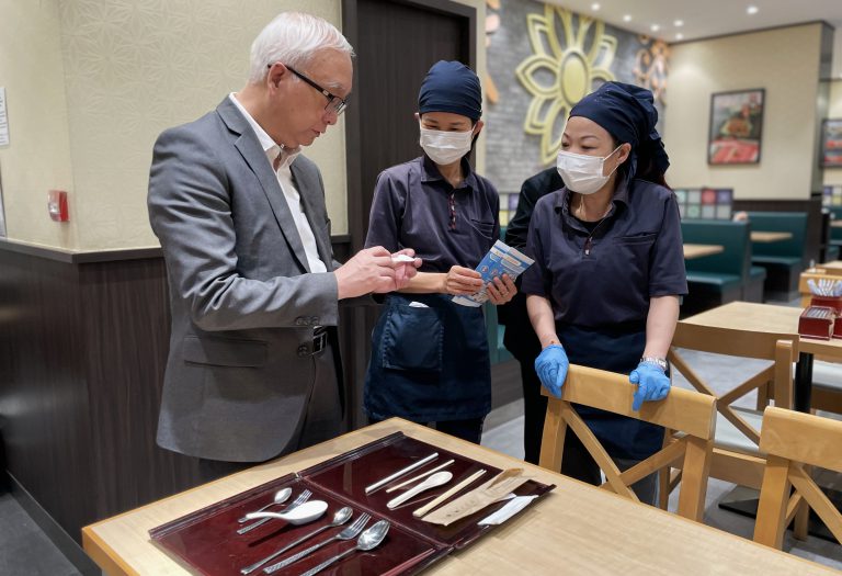 謝展寰表示,一至兩個月內會推出第二階段走塑試驗計劃,涉及大規模推廣,招募業界一同試驗現有的過百種塑膠代替品。
