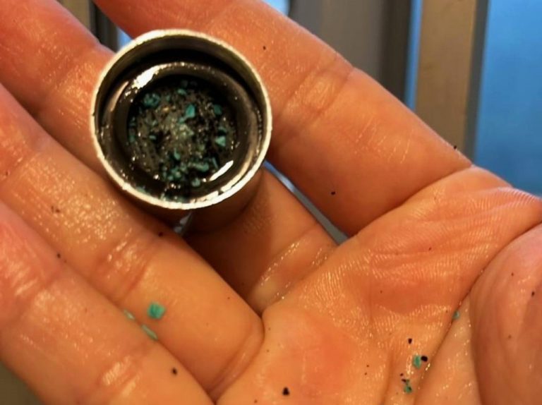 有居民稱,新的水喉濾咀,用了5分鐘就塞滿了黑色沉積物。(網上圖片)
