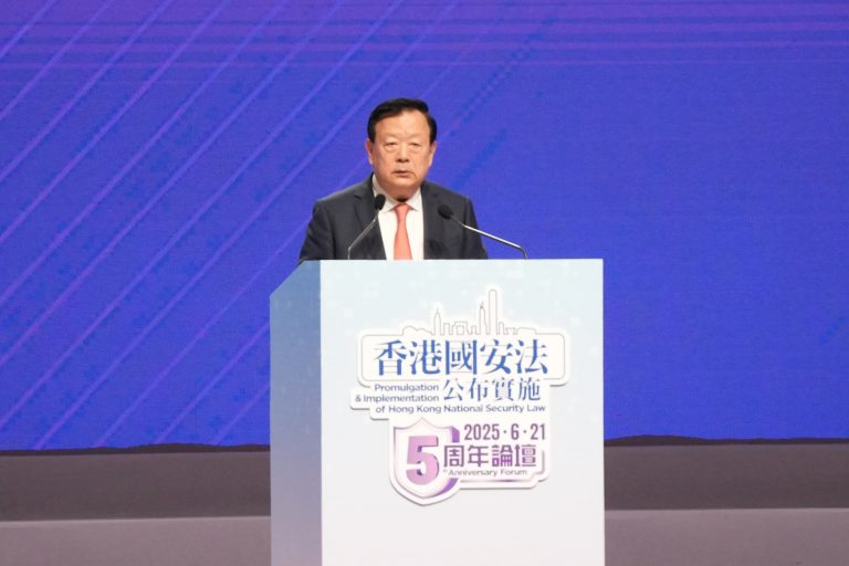 夏寶龍說,《香港國安法》實施5年來的實踐證明,《香港國安法》是捍衞一國兩制、維護香港繁榮穩定的守護神,是一部具有重大歷史意義和現實意義的好法律。(燊亮攝)。