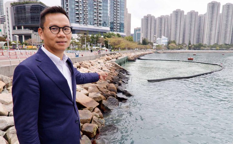 立法會議員陳恒鑌。