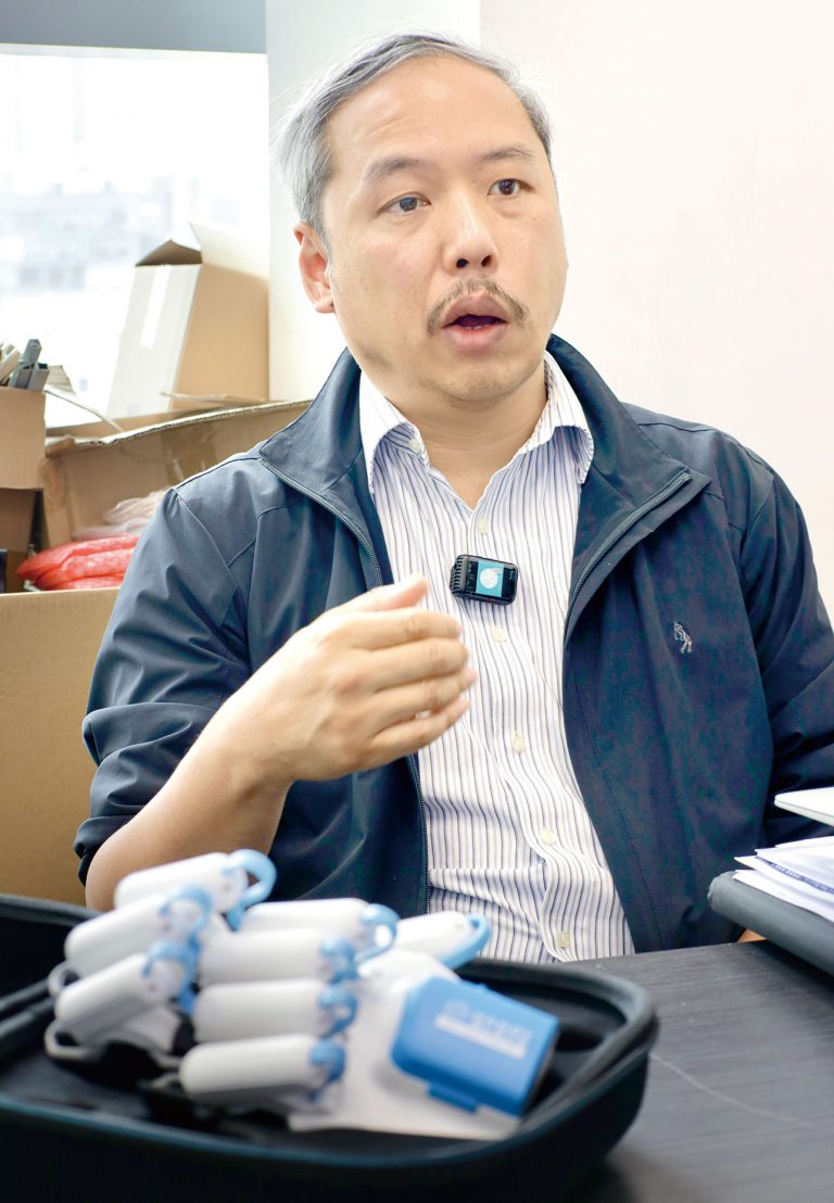 何思傑研發機械手家用版的初心,是希望更多市民受惠。