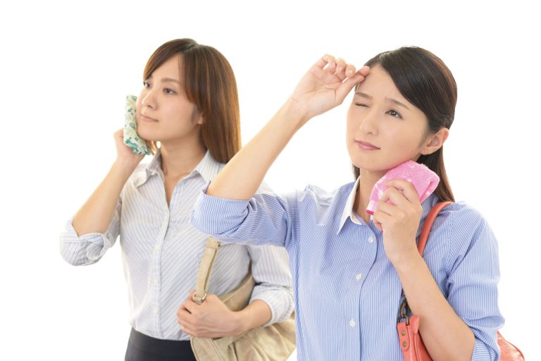 戶外高溫下令體溫驟升流汗,要抹乾汗水及多喝水,減少水分流失。