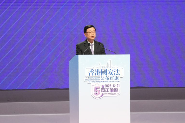 李家超表示,香港要堅守法治根基,發揮好國際化優勢,他重申《香港國安法》是針對極少數危害國家安全的人。(燊亮攝)。