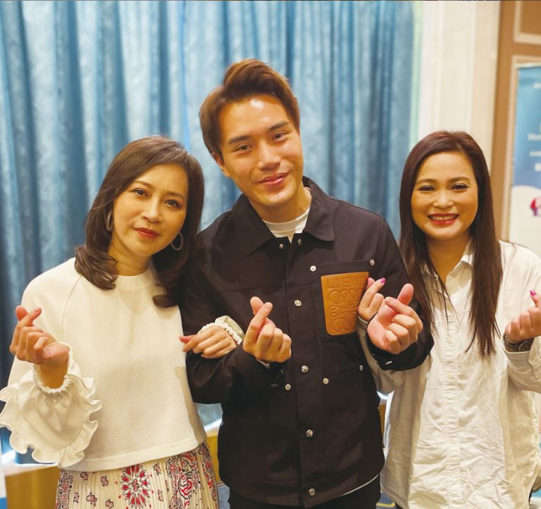 參演《愛.回家》,樊亦敏(右)這位「媽媽」對陳浚霆照顧有加。
