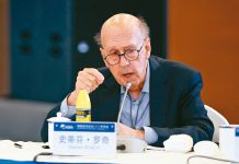 曾發表香港玩完論　羅奇改稱中美緊張反讓香港受益