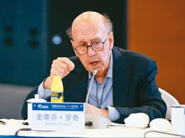 曾發表香港玩完論　羅奇改稱中美緊張反讓香港受益
