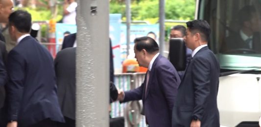 夏寶龍會見18區區議會主席及視察社區客廳　下午到中聯辦聽取工作匯報