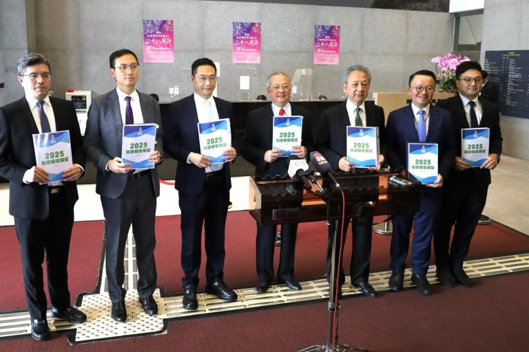 自由黨建議政府向全港年滿18歲,並且在過去一年居住於香港的永久性居民,派發2千元電子消費券。