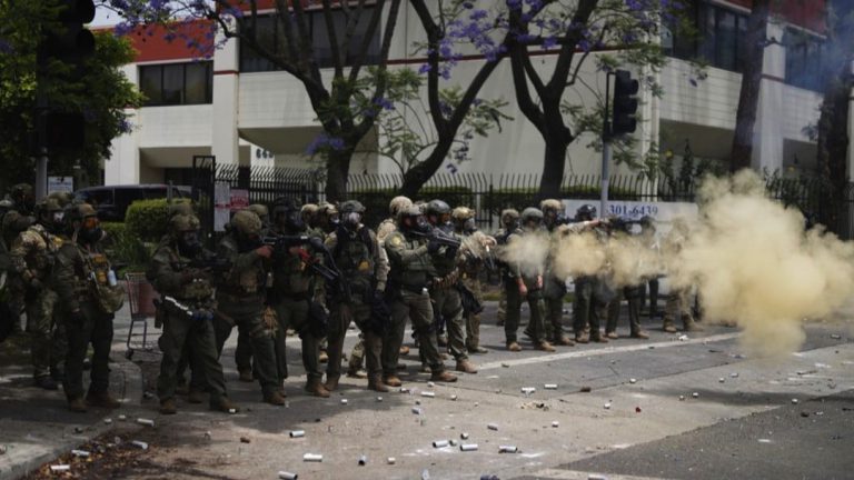 美國國民警衛軍向示威群眾發射催淚彈。