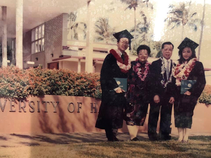 方國珊早年於夏威夷大學畢業,父母遠赴美國見證。(方國珊FB)
