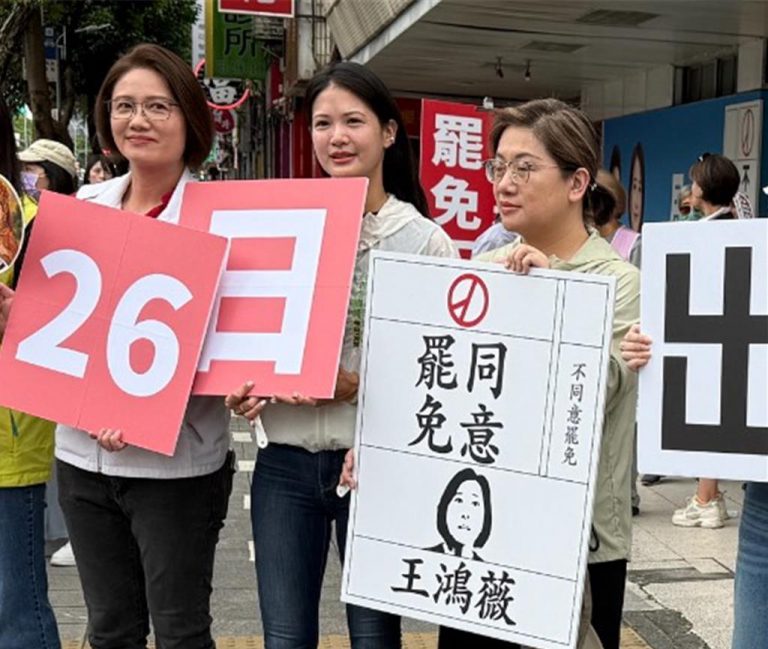 林亮君(中)稱毋懼性影像勒索威脅,昨天繼續到街站呼籲選民罷免國民黨籍立法委員。