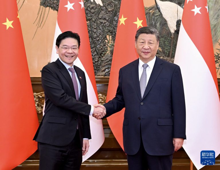 國家主席習近平(右)在人民大會堂與新加坡總理黃循財(左)會面。(新華社圖片)