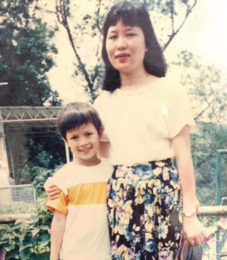 或許是混血兒關係,黎澤恩小時候特別「青靚白淨」,可能因此而引來「怪叔叔」的「青睞」。