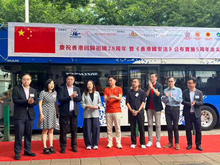 民政事務總署署長杜潔麗(左四)、中央人民政府駐港聯絡辦公室九龍工作部副處長周彥濤(中)、油尖旺民政事務專員余健強(右四)、立法會議員梁文廣(右三)、立法會議員黃俊碩(右二)等擔任主禮嘉賓。(陳超攝)