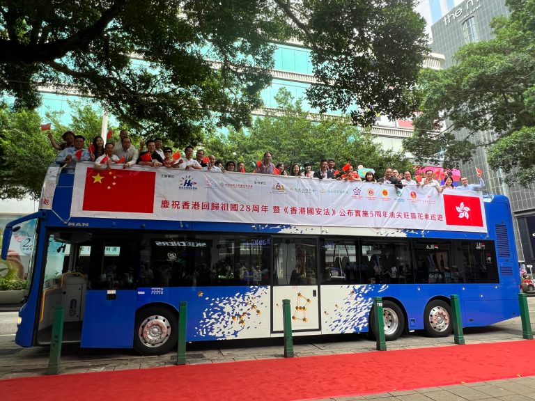 一眾嘉賓登上巡遊花車合影。(陳超攝)