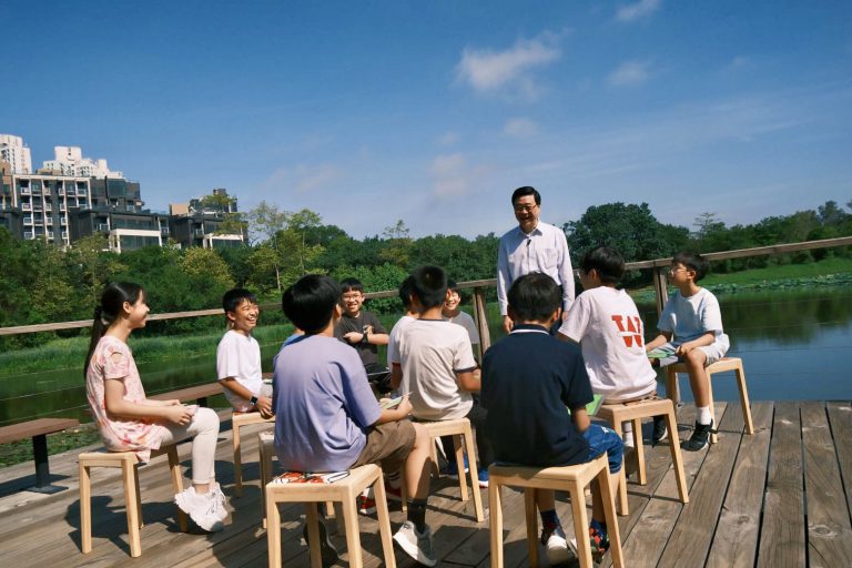 李家超指出,或許香港每個發展階段都會遇上不同挑戰,但只要主動「破繭」破局,協助市民解決最關心的問題,讓香港變得更好。