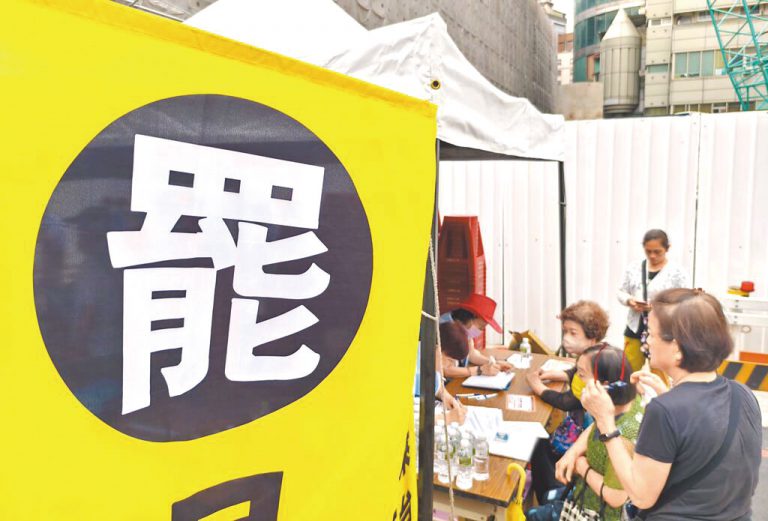 民進黨在首 二階段成功令31 位國民黨「立委」 面對罷免投票。