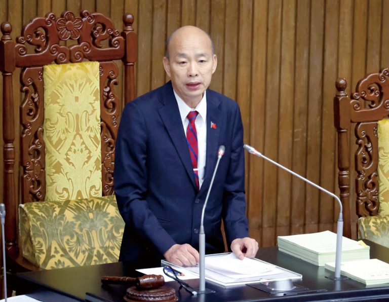 「立法院」院 長韓國瑜也是藍 營寄以厚望的反罷 大咖,但被質疑 有損中立。