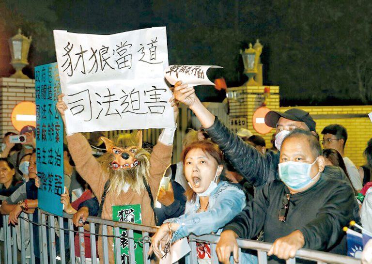 民進黨當局動 用司法手段,打壓 國民黨,阻礙藍營 的反制罷免行動, 引來抗議。