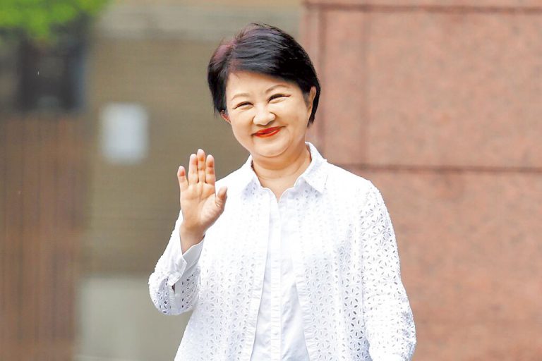 人氣高升的 台中市長盧秀 燕將領軍抗罷 免