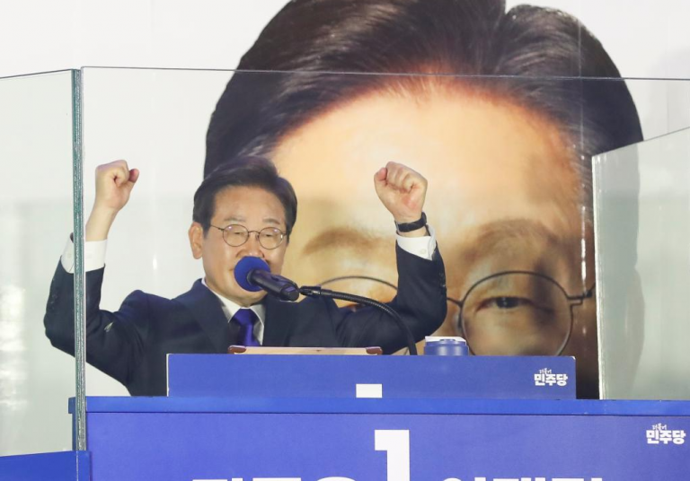 李在明在南韓首爾國會外慶祝勝利並發表講話。(新華社)