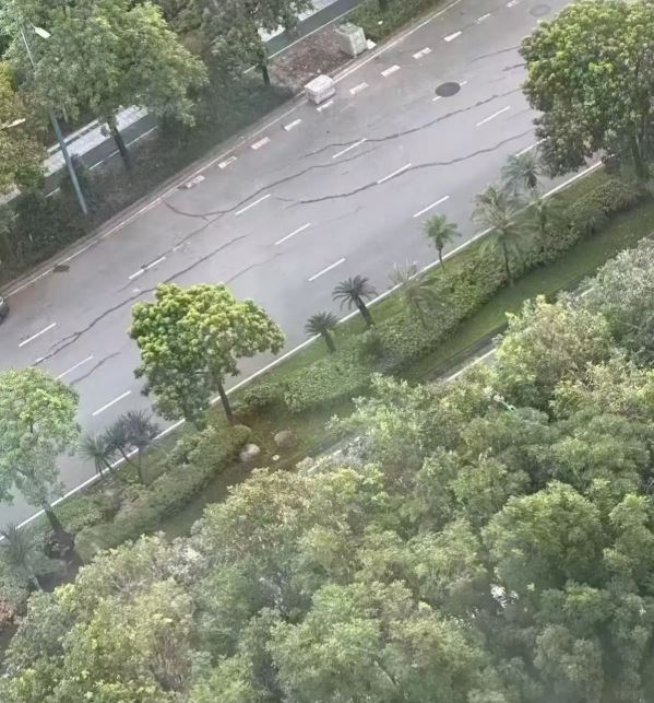 網傳地震過後清遠路面上出現裂痕。(微博)