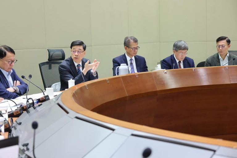 李家超召開高層督導會議,處理食水問題。(李家超facebook圖片)
