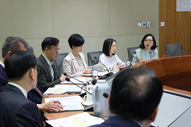 民政及青年事務局會召集關愛隊,在未來兩天聯同房屋署同事和區議員、地區三會成員探望曾經求助的住戶。(李家超facebook圖片)