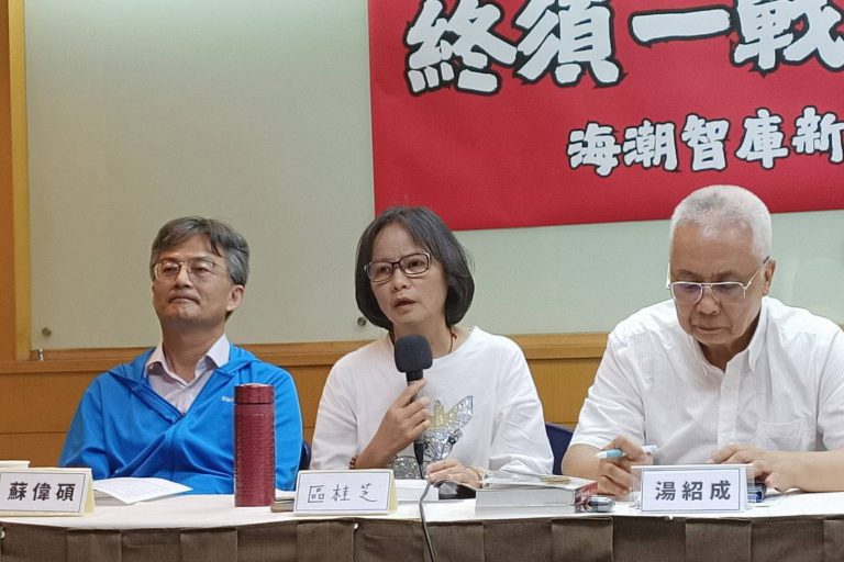 區桂枝(中)認為,要先承認自己中國人的身分,這是兩岸和平的前提。(台灣梅花新聞網圖片)