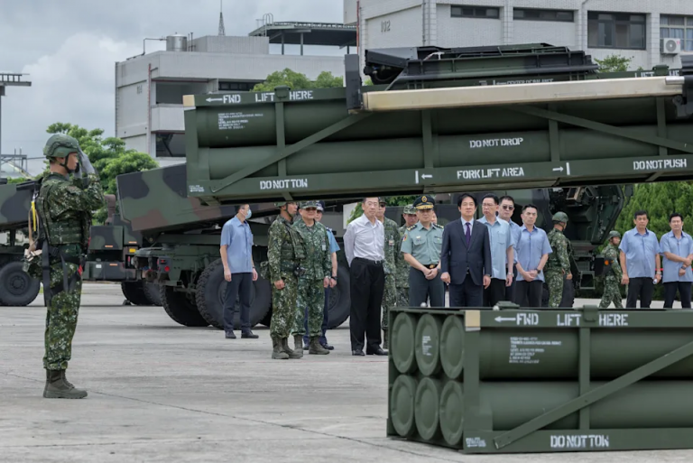 賴清德於周二(17日)上午前往台中陸軍圳堵營區,勗勉陸軍砲兵第58指揮部與視察「海馬斯」多管火箭系統操演。(台灣官方圖片)