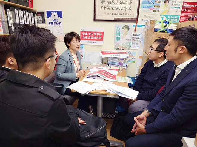 方國珊強調要下情上報,經常開會與持分者商討民生議題。(方國珊FB)