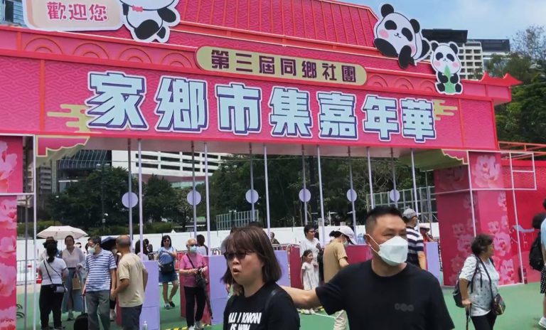 有市民一早就到維園參觀市集嘉年華。