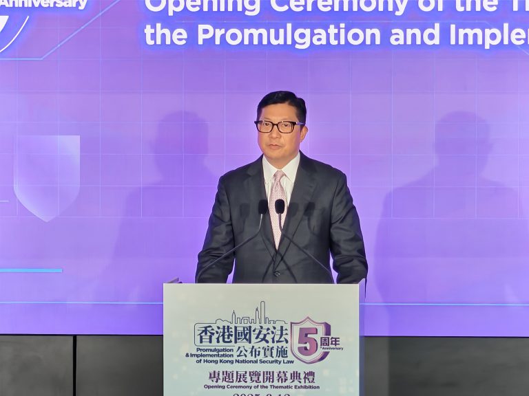 保安局局長鄧炳強致辭時表示,香港不能忘記傷疤,需要時刻警愓國安風險。(燊亮攝)