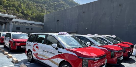 正視香港的士業困境，探尋共贏破局之道。 文/吳建東
