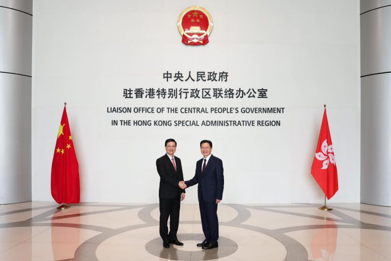 周霽主任與李家超合影。 (圖片來源:中央政府駐港聯絡)