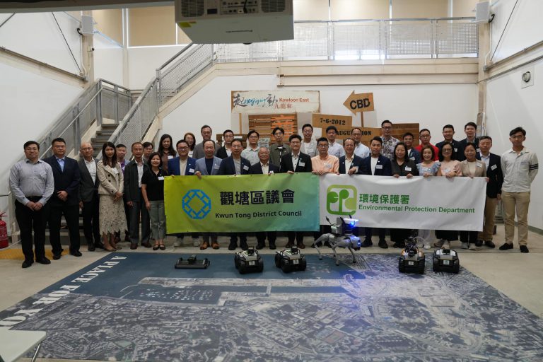 環境保護署署長徐浩光近日與觀塘民政專員兼區議會主席何立基及多位觀塘區議員會面。