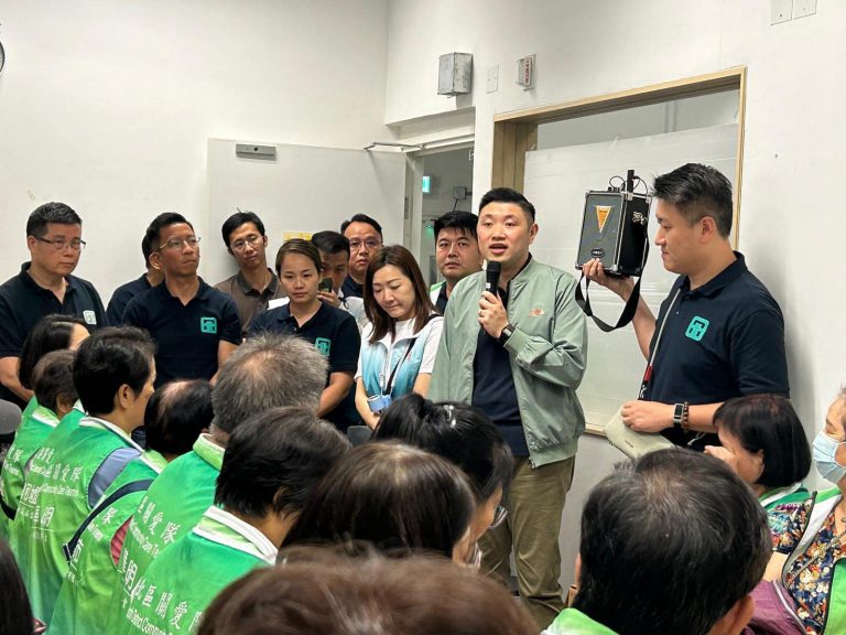 北區民政事務專員賴子堅(右二)與區議員及關愛隊義工到現場了解情況。(民政事務總署)