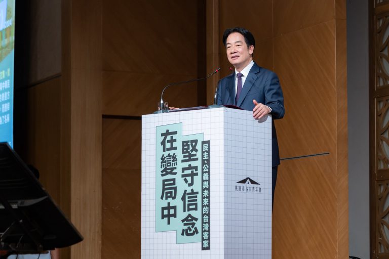 台灣領導人賴清德周二(24日)出席「客家論壇」進行所謂「團結國家十講」,第二講題目是「團結」。(賴清德Facebook)