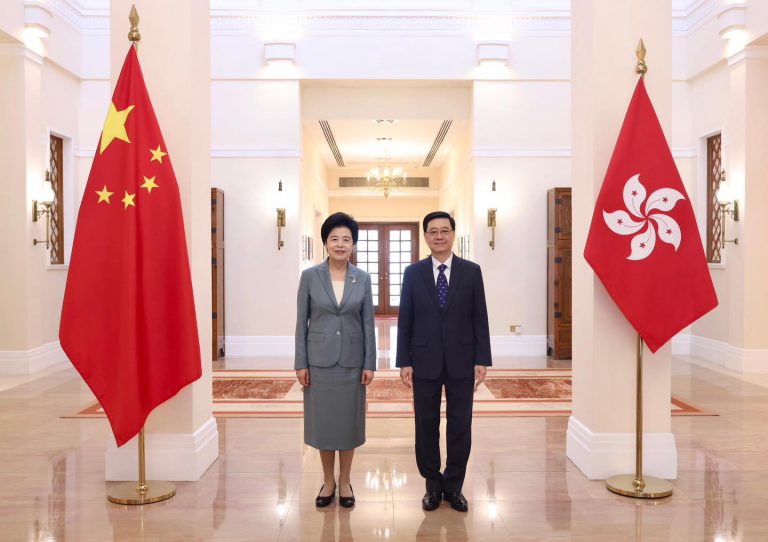 李家超在禮賓府歡迎全國政協副主席咸輝(左)來港指導。 李家超Fb圖片