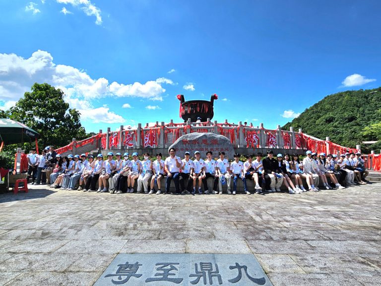 考察團前往河源及贛州考察東江水的源頭。(民青局fb)