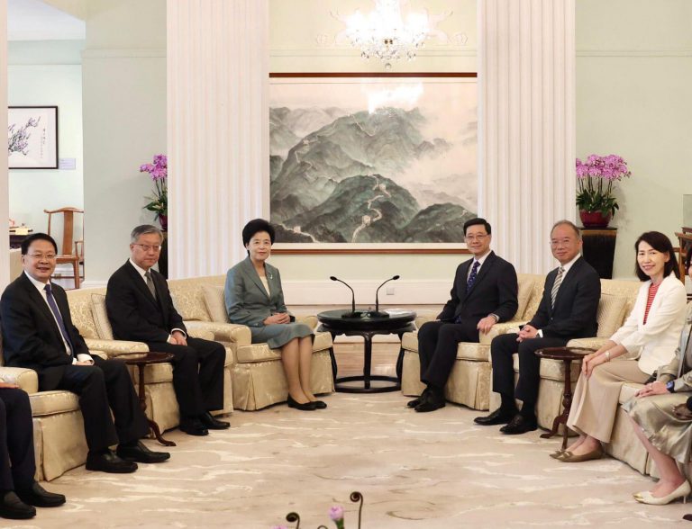 咸輝(左三)與李家超(左四)及多名特區政府官員和各界人士會面座談。 李家超Fb圖片。