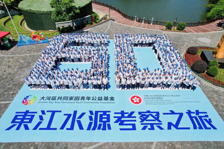 為紀念及慶祝「東江水供港60周年」,近600名香港中學生及青年參加了「東江水源考察之旅」,前往河源及贛州考察東江水的源頭。(民青局fb)