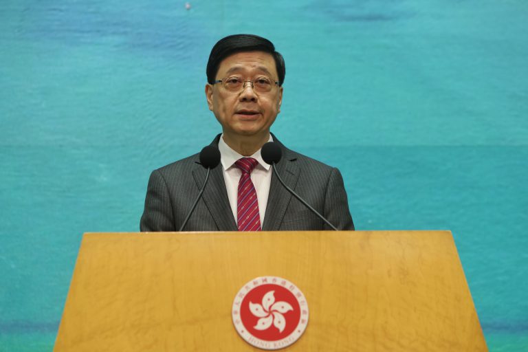 調查結果顯示,69%受訪者表示滿意特首李家超表現。(中通社)