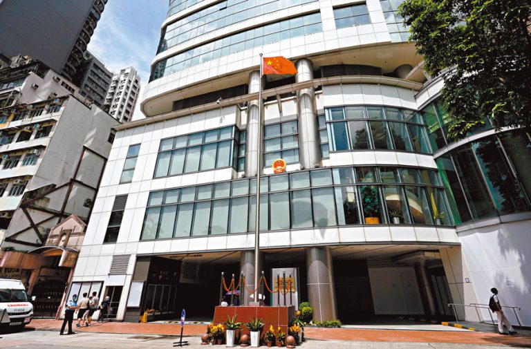 中央駐港國安公署與警方國安處日前採取聯合行動,就一宗涉及「勾結外國或者境外勢力危害國家安全」的案件,約談涉案人士。
