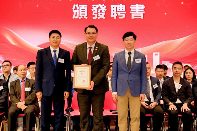 莊守堃(中)接受鄭史生(左)和胡健民頒發證書。(大會提供)