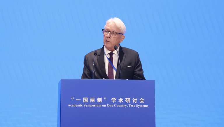 香港特區政府律政司原刑事檢控專員、資深大律師江樂士。