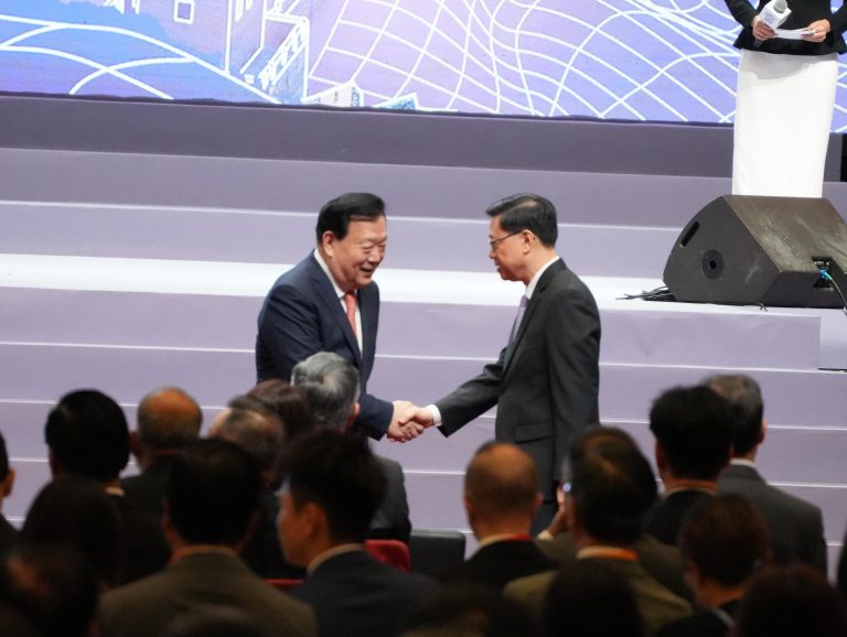 李家超(右)發表講話前與夏寶龍主任握手。(燊亮攝)。