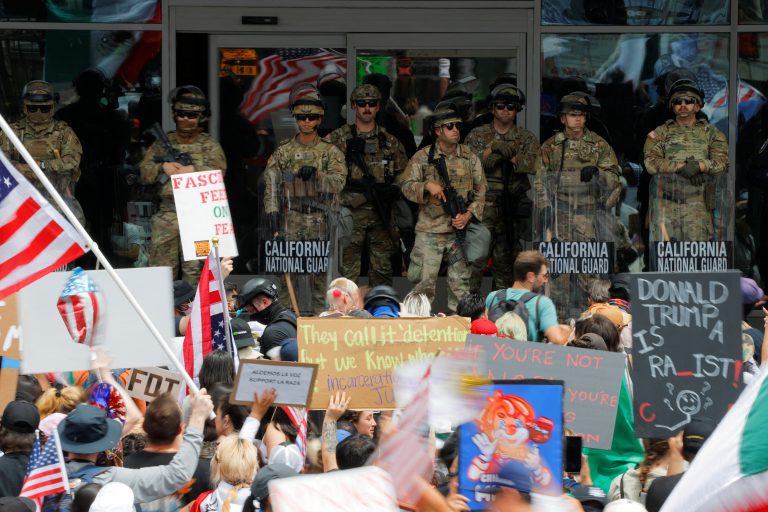 加州的國民警衛軍荷槍實彈在示威現場戒備。