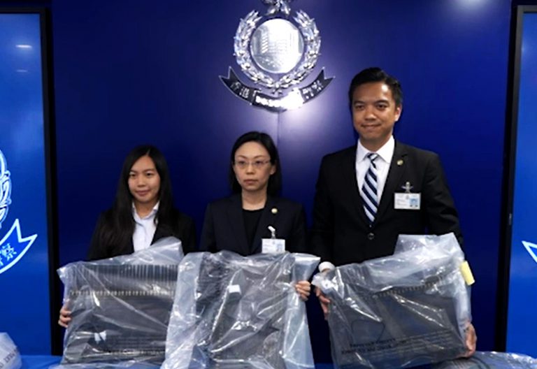 警方公佈與新加坡警方聯手破獲跨境電騙集團,在港拘捕了4名骨幹成員。(PPRB畫面截圖)